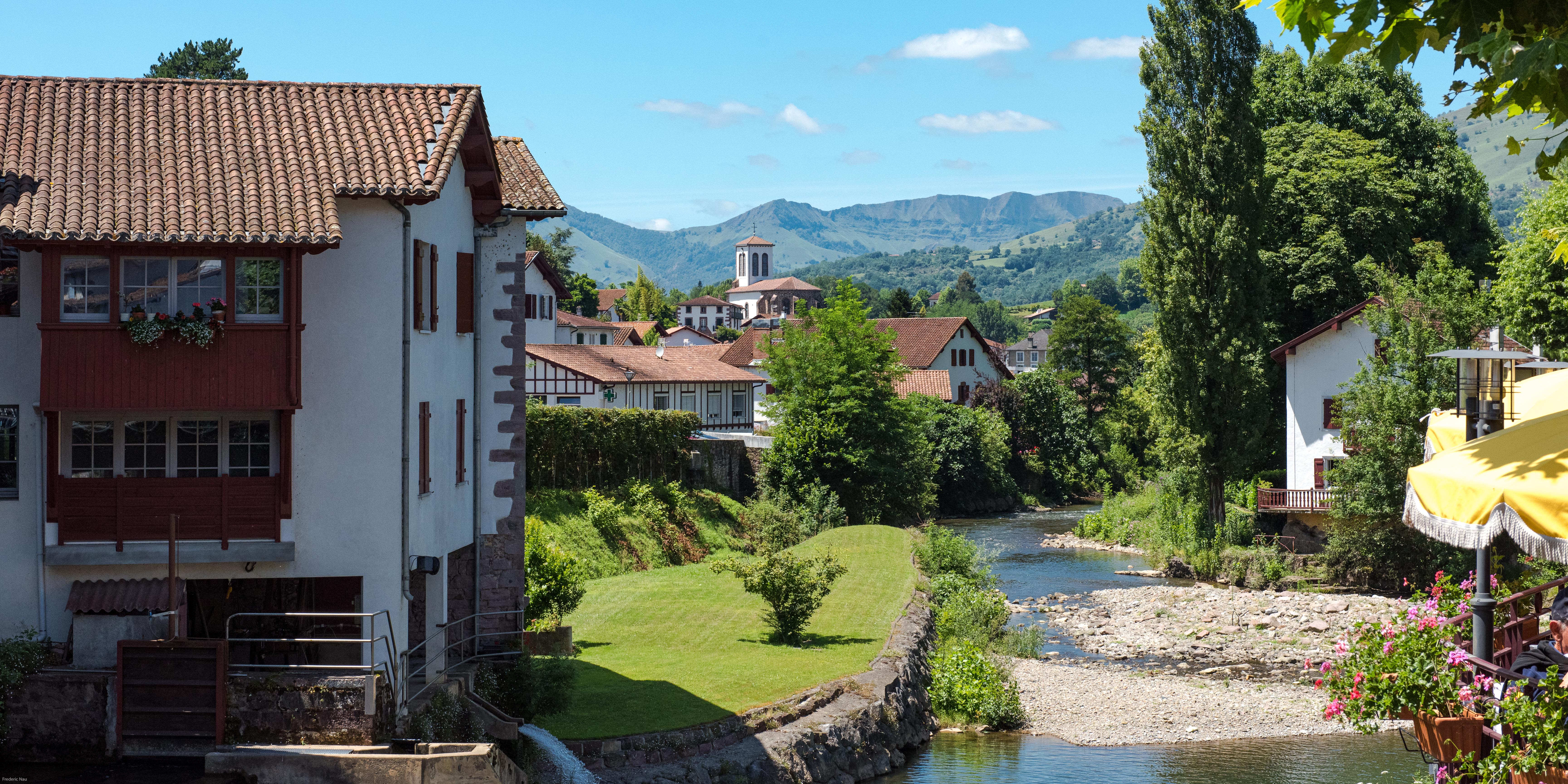 paysage du pays basque entre montagne et terre